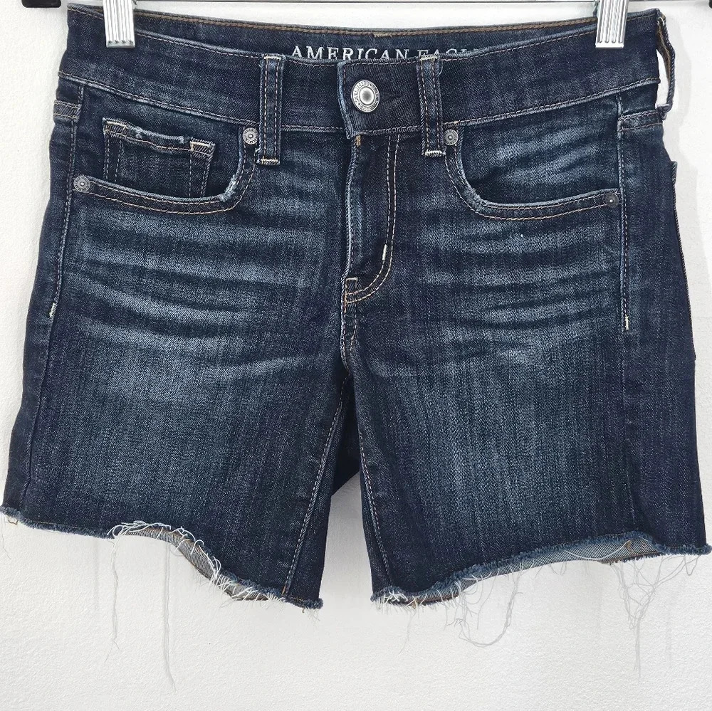 American Eagle Outfitters Midi Denim Shorts Womens Size 2 Dark‎ Wash Frayed hem
